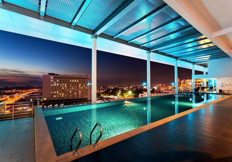 The Straits Hotel & Suites