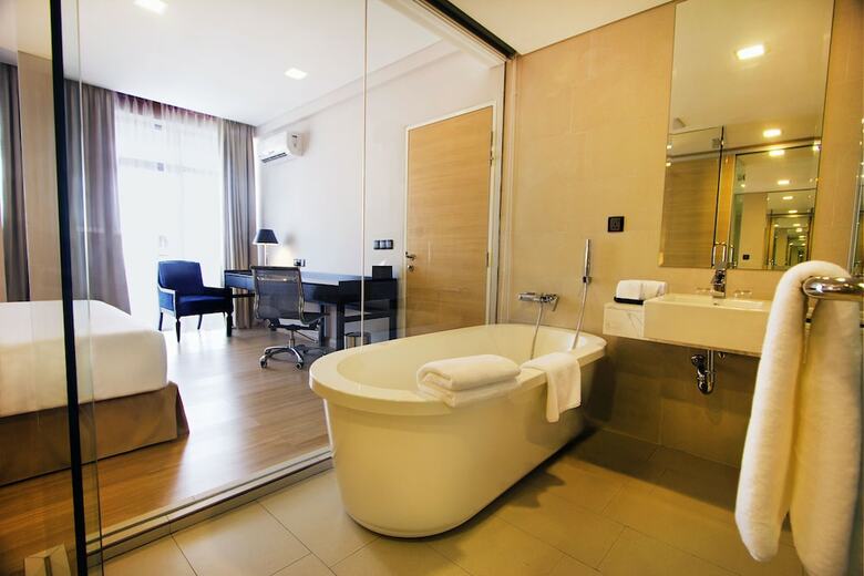 The Straits Hotel & Suites
