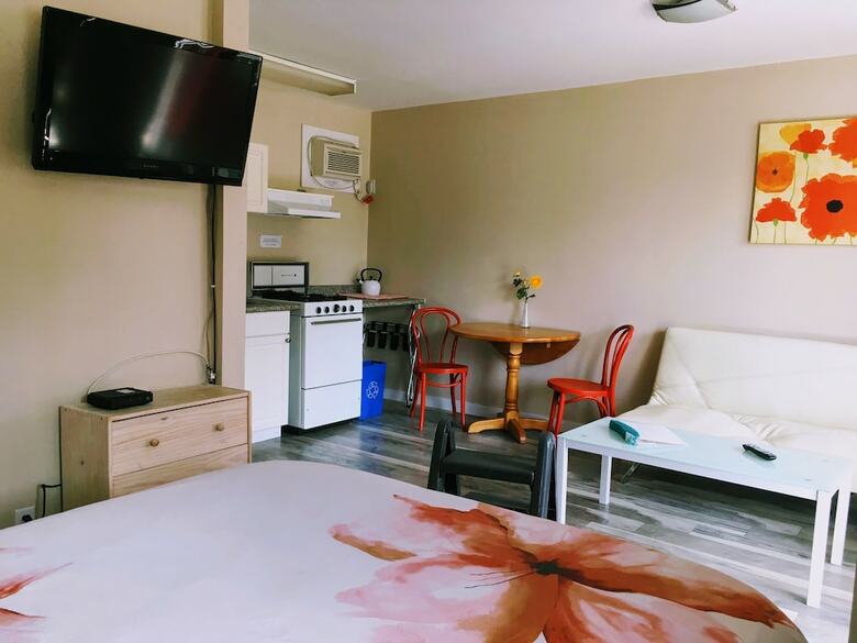 Crescent Motel