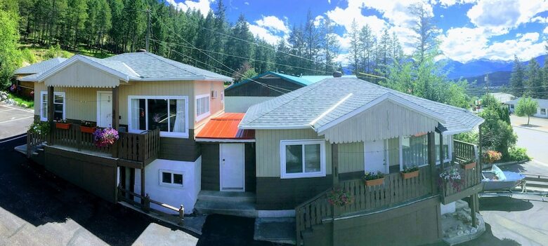 Crescent Motel