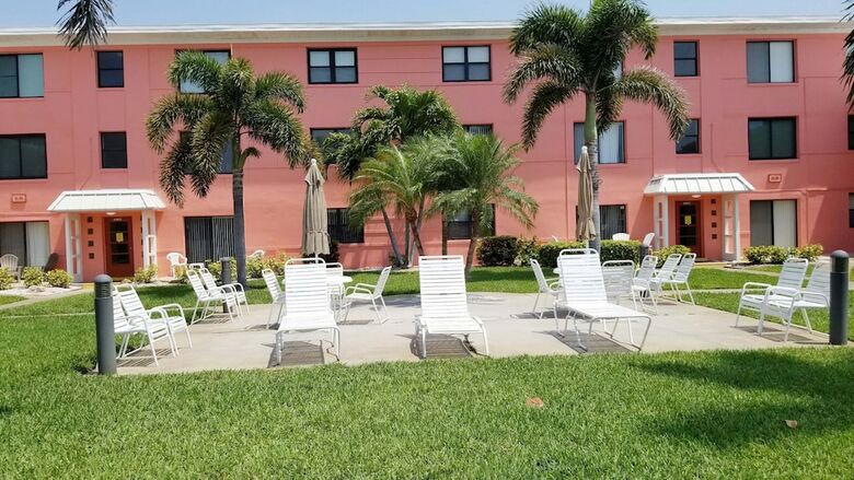 Hotel Gulf Winds Beach Resort