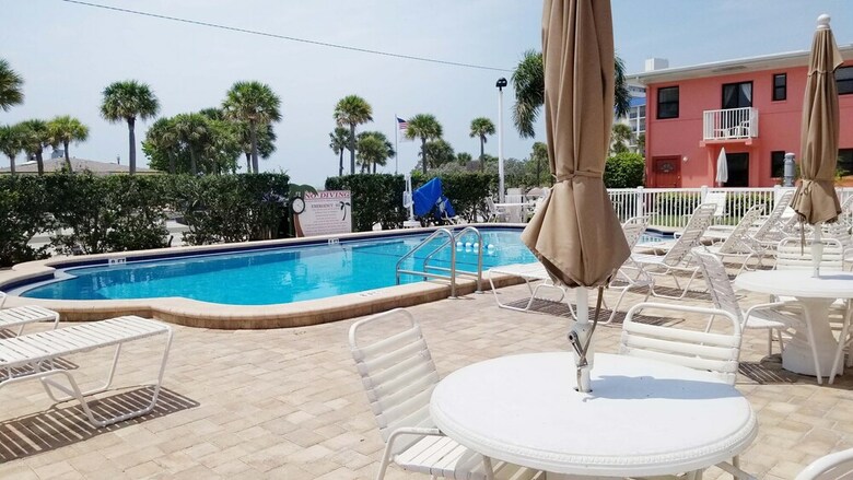 Hotel Gulf Winds Beach Resort