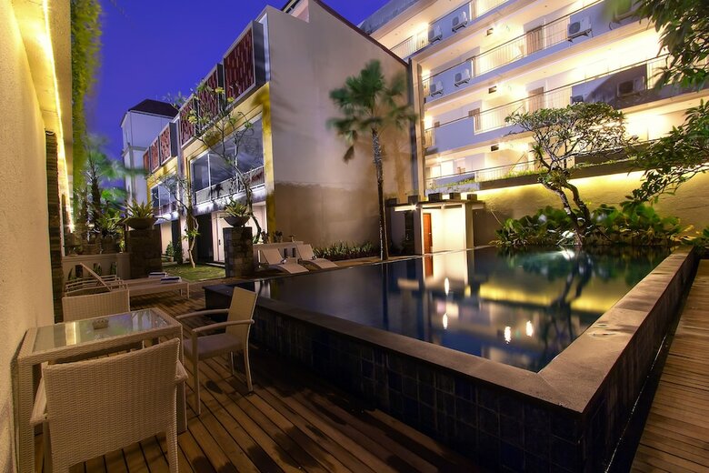 Hotel Transera Kamini Legian