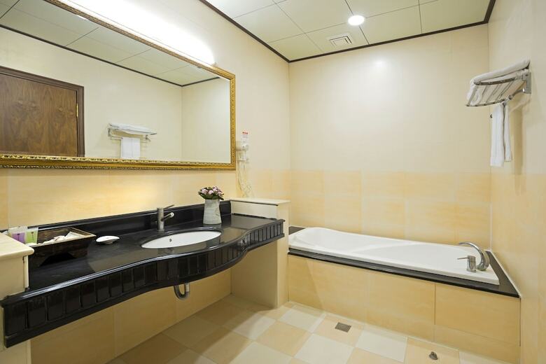 Hotel Le Beau Max Resort