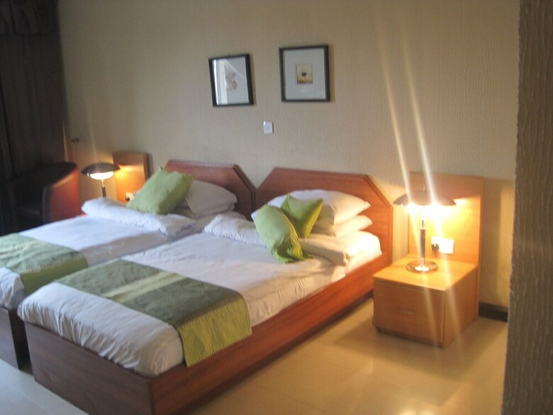 Axari Hotel & Suites