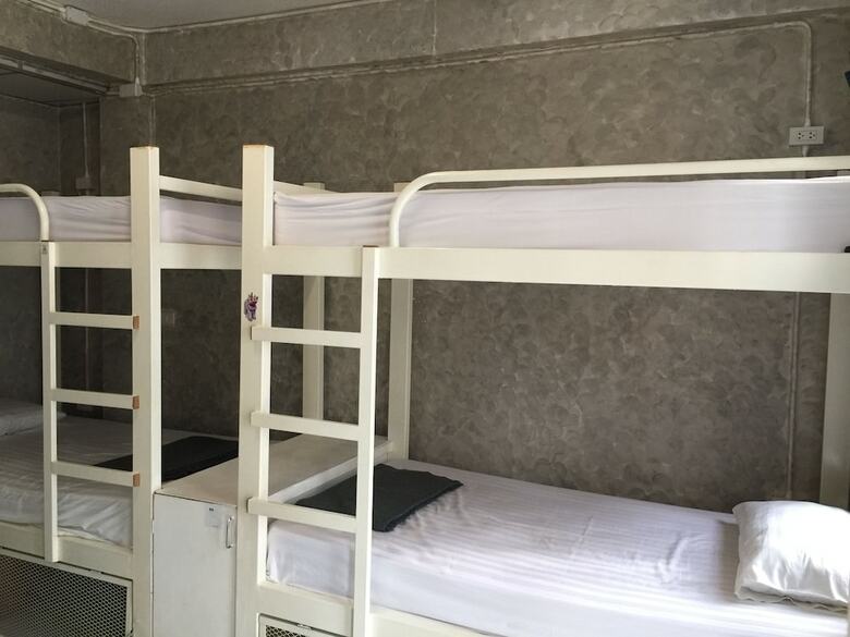 Hostal Must Be The Place
