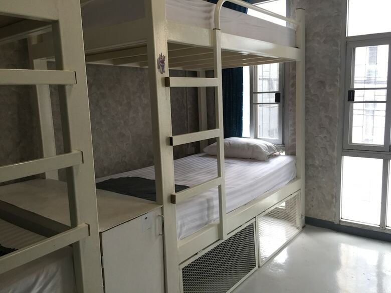 Hostal Must Be The Place