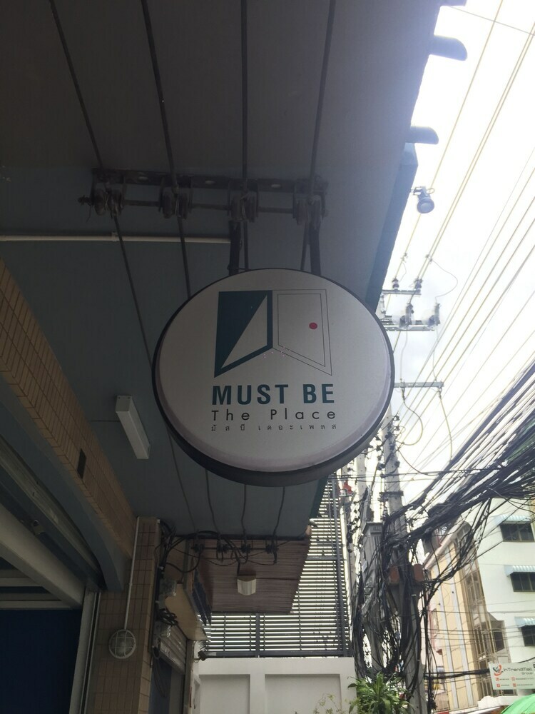 Hostal Must Be The Place