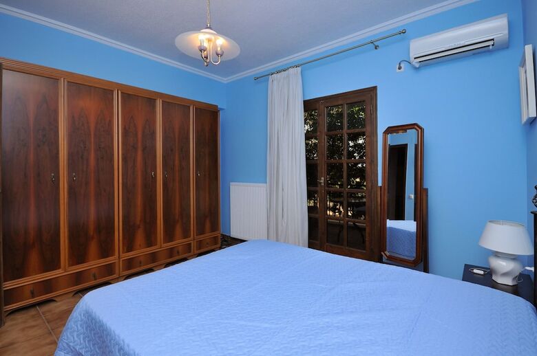 Family Maisonette With Pool Near The Beach