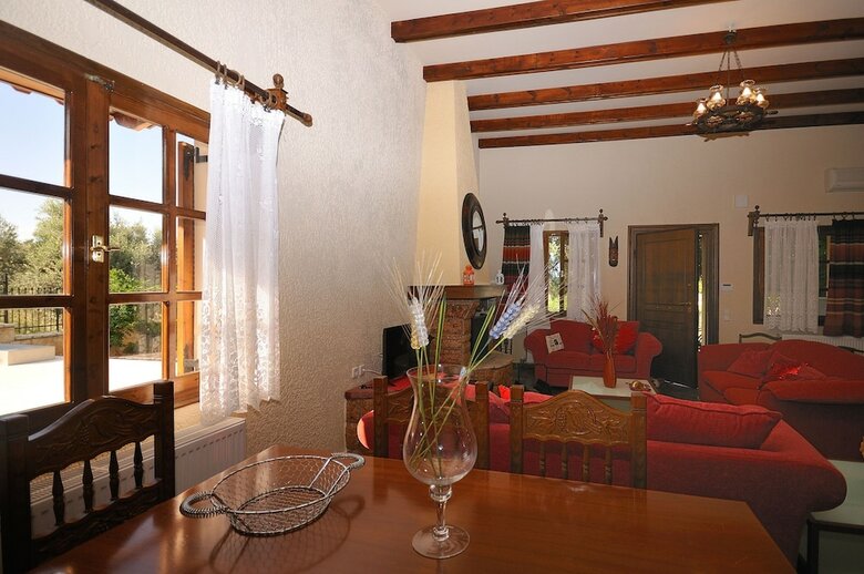 Family Maisonette With Pool Near The Beach