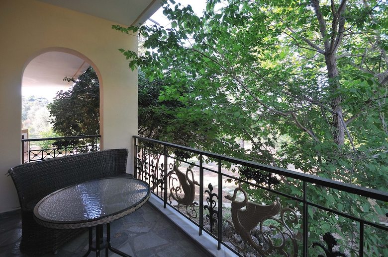 Family Maisonette With Pool Near The Beach