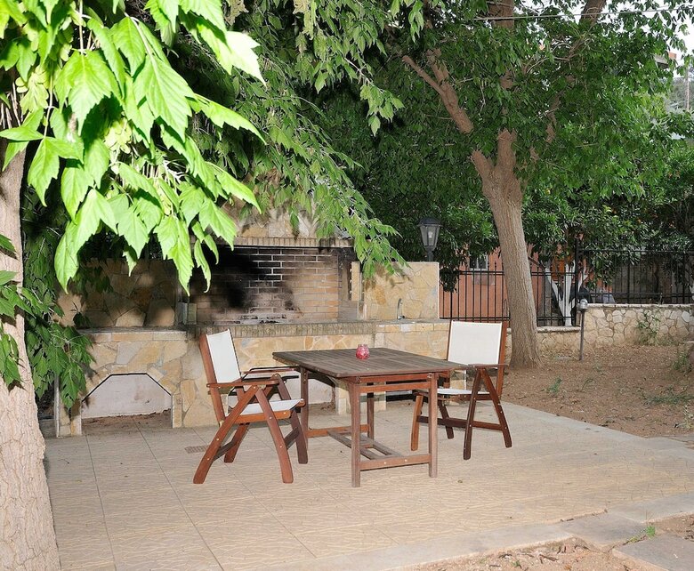 Family Maisonette With Pool Near The Beach