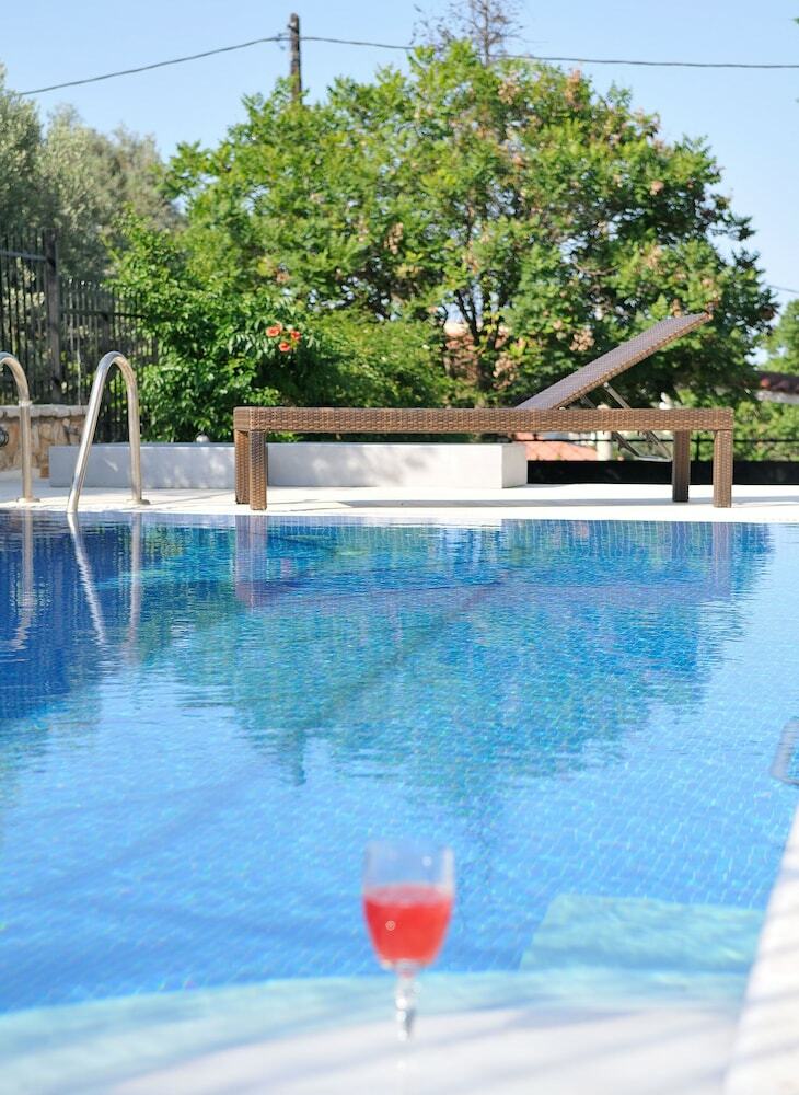 Family Maisonette With Pool Near The Beach