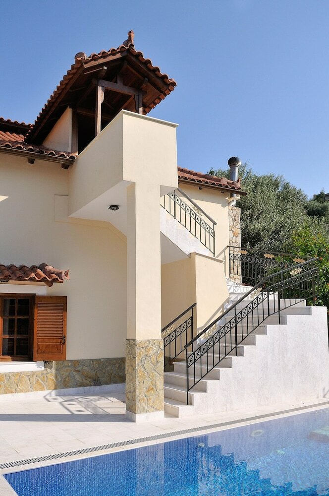 Family Maisonette With Pool Near The Beach
