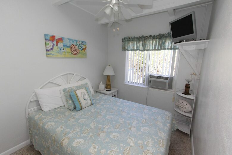 Tropical Winds Motel & Cottages