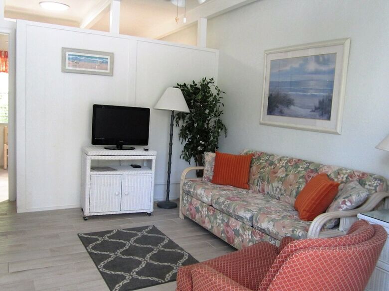 Tropical Winds Motel & Cottages