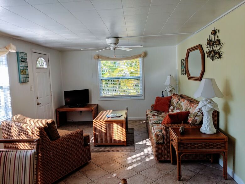 Tropical Winds Motel & Cottages