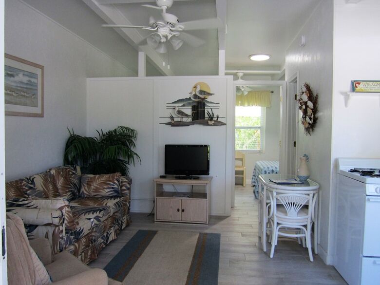 Tropical Winds Motel & Cottages