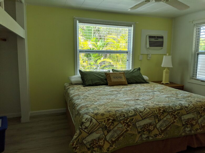 Tropical Winds Motel & Cottages