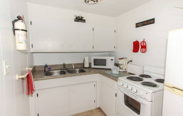 Tropical Winds Motel & Cottages