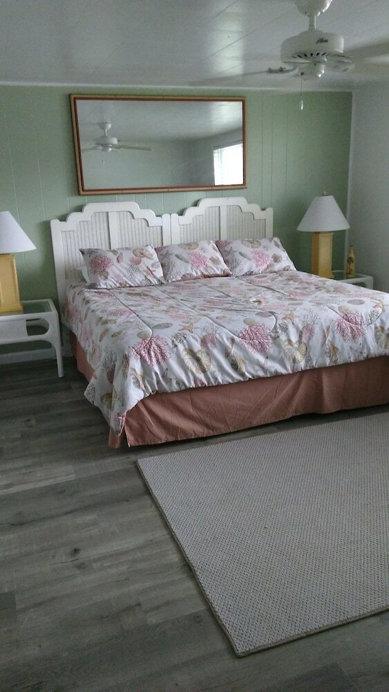 Tropical Winds Motel & Cottages