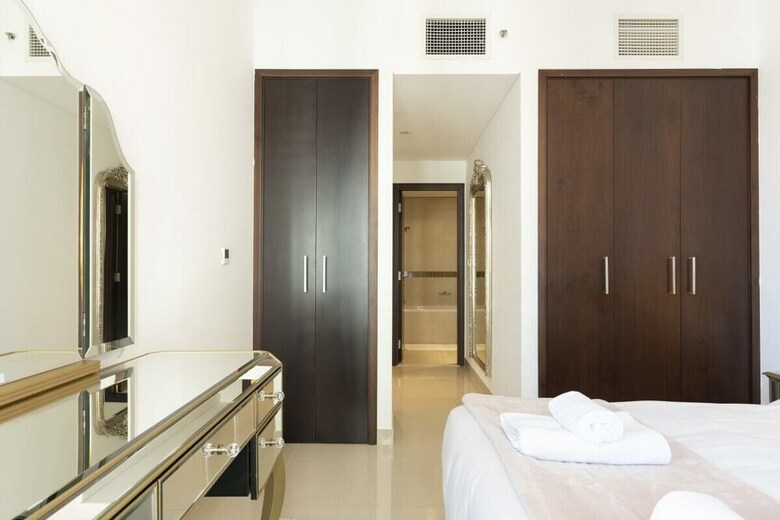 Incredible Apartment With Balcony - Fits 4