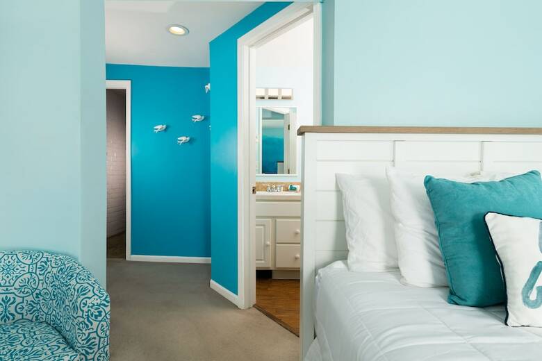 Bed & Breakfast Looking Glass Beachfront Inn