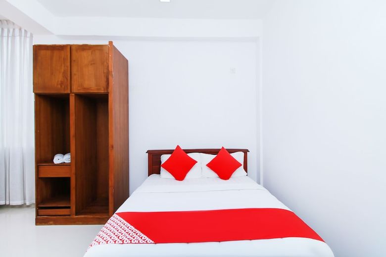 Oyo 320 Hotel By The C