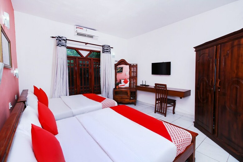 Oyo 320 Hotel By The C