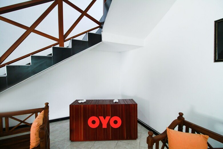 Oyo 320 Hotel By The C