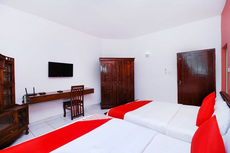 Oyo 320 Hotel By The C