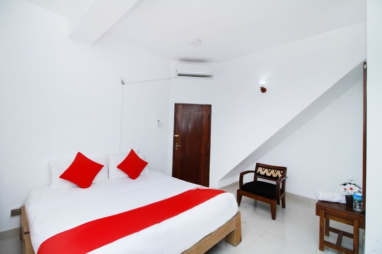 Oyo 320 Hotel By The C
