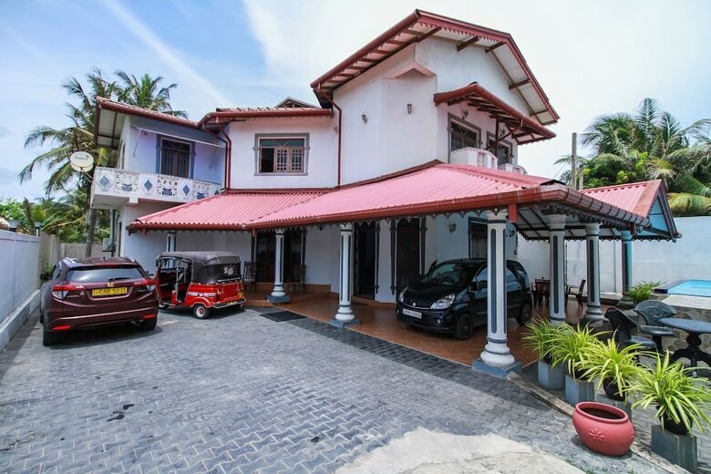 Oyo 320 Hotel By The C