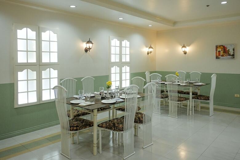 Crowne Garden Hotel