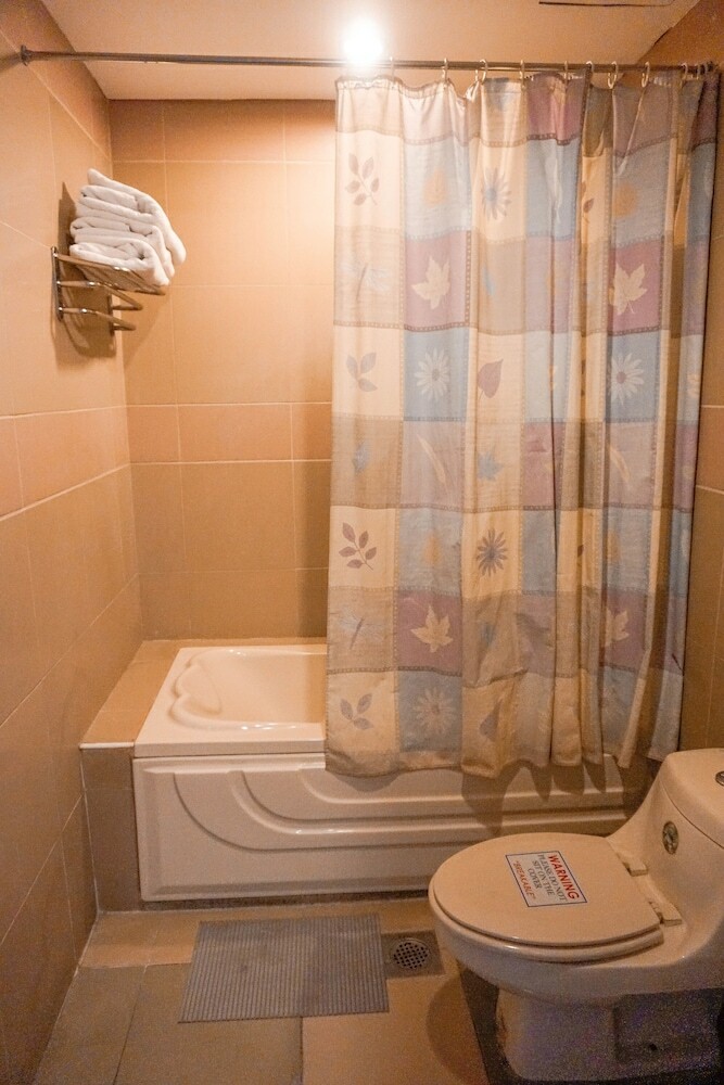 Crowne Garden Hotel