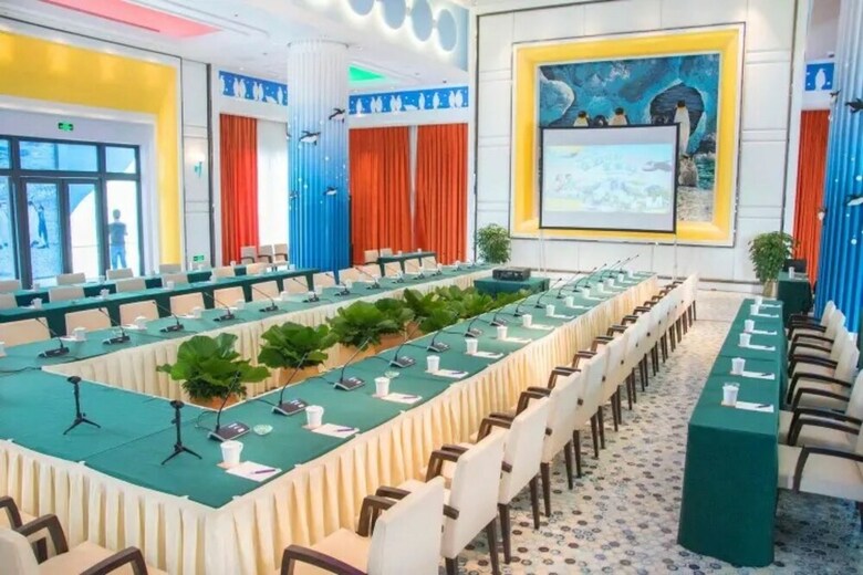 Chimelong Penguin Hotel