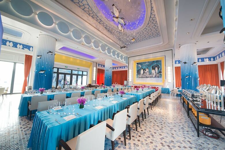 Chimelong Penguin Hotel