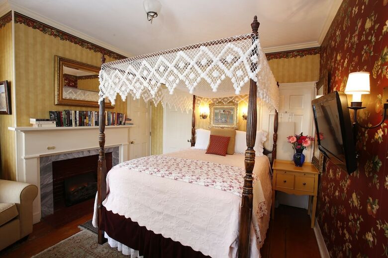 Bed & Breakfast Life House, Cliff Road