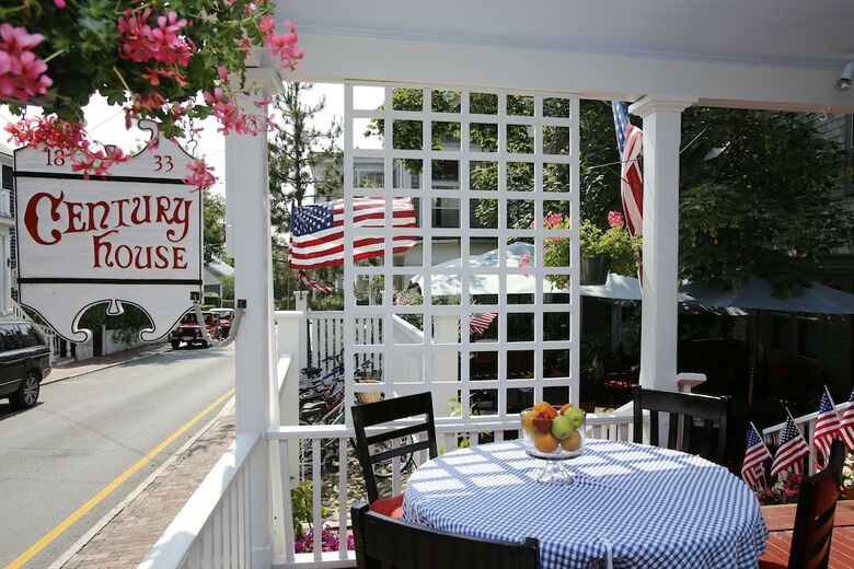 Bed & Breakfast Life House, Cliff Road