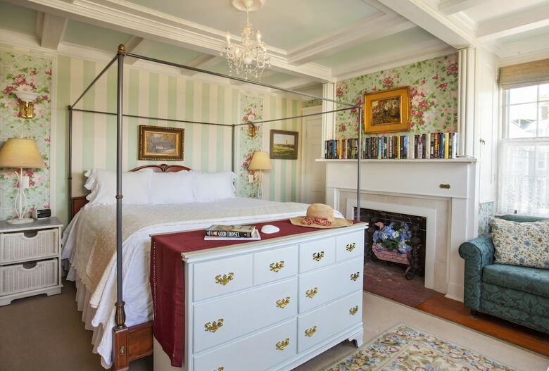 Bed & Breakfast Life House, Cliff Road