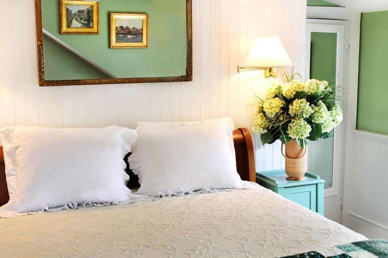 Bed & Breakfast Life House, Cliff Road