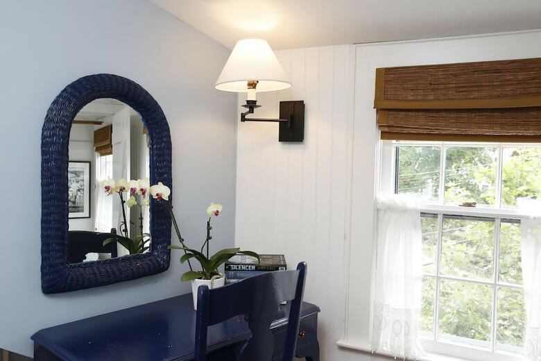 Bed & Breakfast Life House, Cliff Road