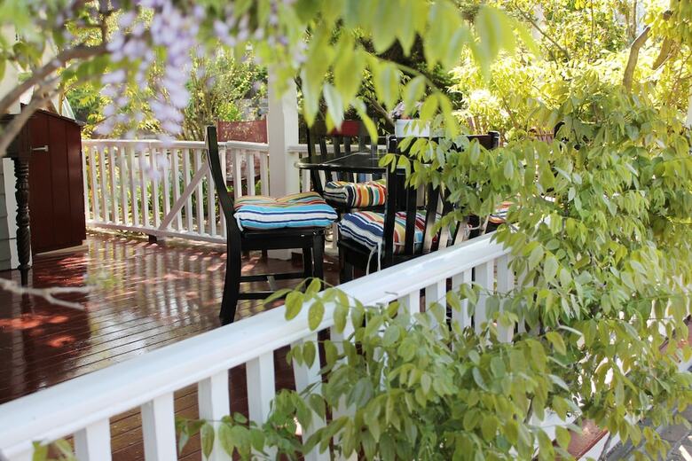 Bed & Breakfast Life House, Cliff Road