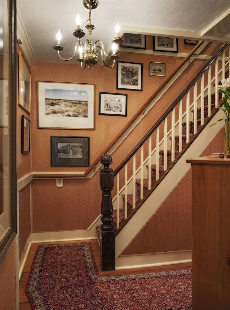 Bed & Breakfast Life House, Cliff Road