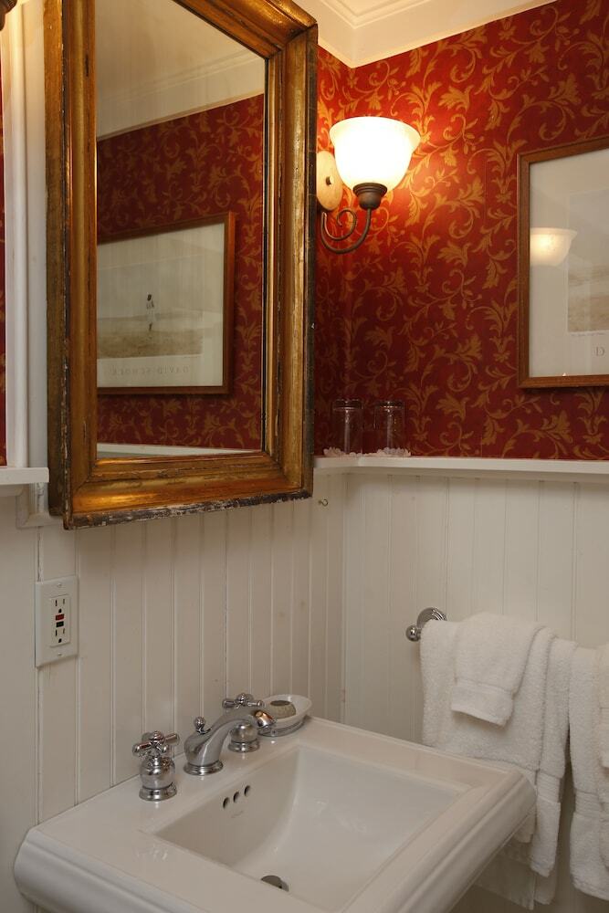Bed & Breakfast Life House, Cliff Road