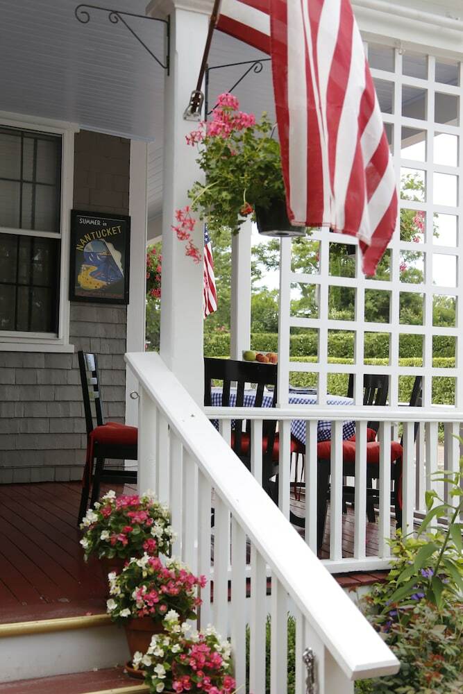 Bed & Breakfast Life House, Cliff Road