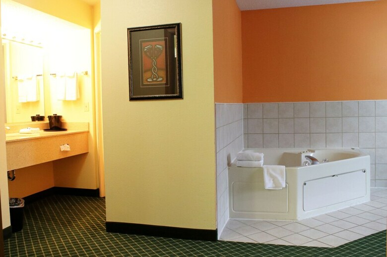 Hotel Days Inn & Suites By Wyndham Bloomington/normal Il