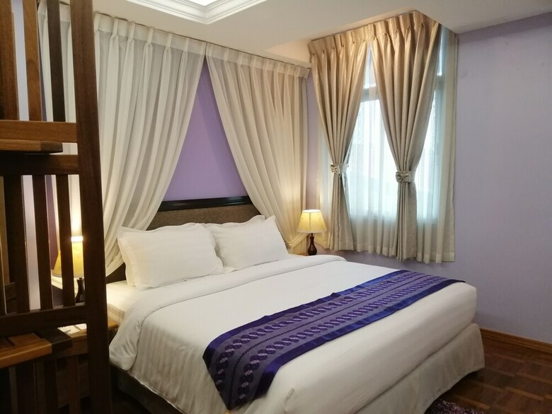 Grand Laurel Hotel