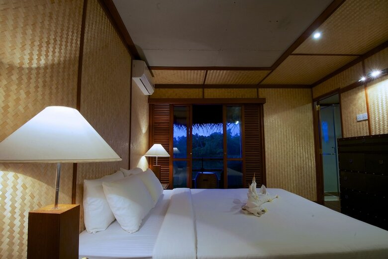 Yathra Houseboat By Jetwing