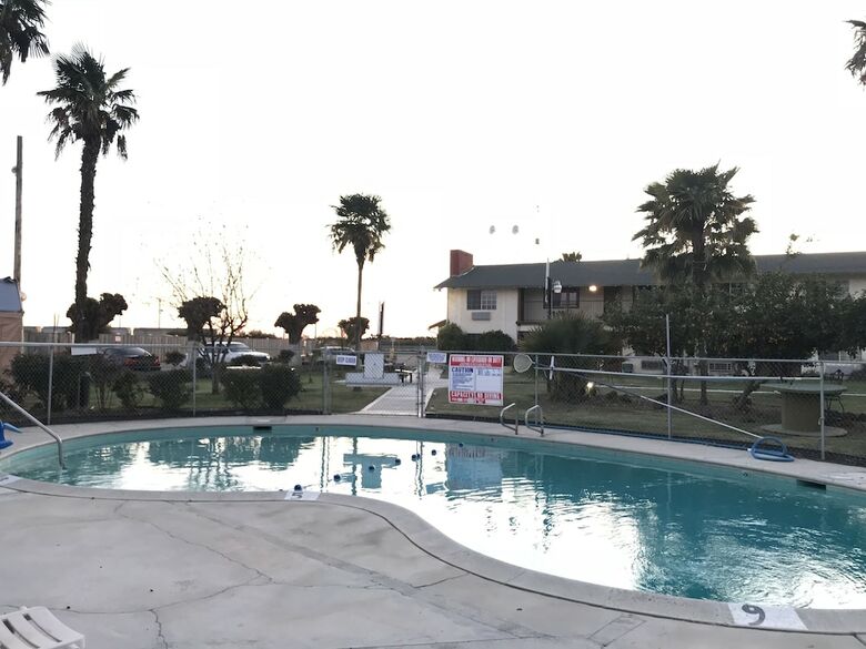 Motel 99 Palms Inn & Suites